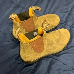 Size 8 Blundstones, Chelsea Boot in Rustic Brown.